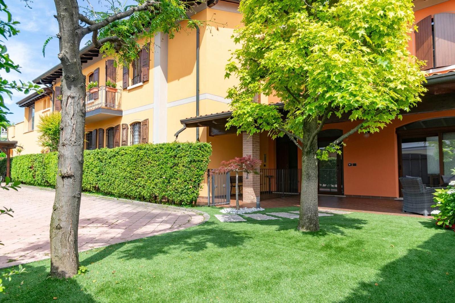 Отель La Vecchia Tramvia Кастильоне-делле-Стивьере Экстерьер фото